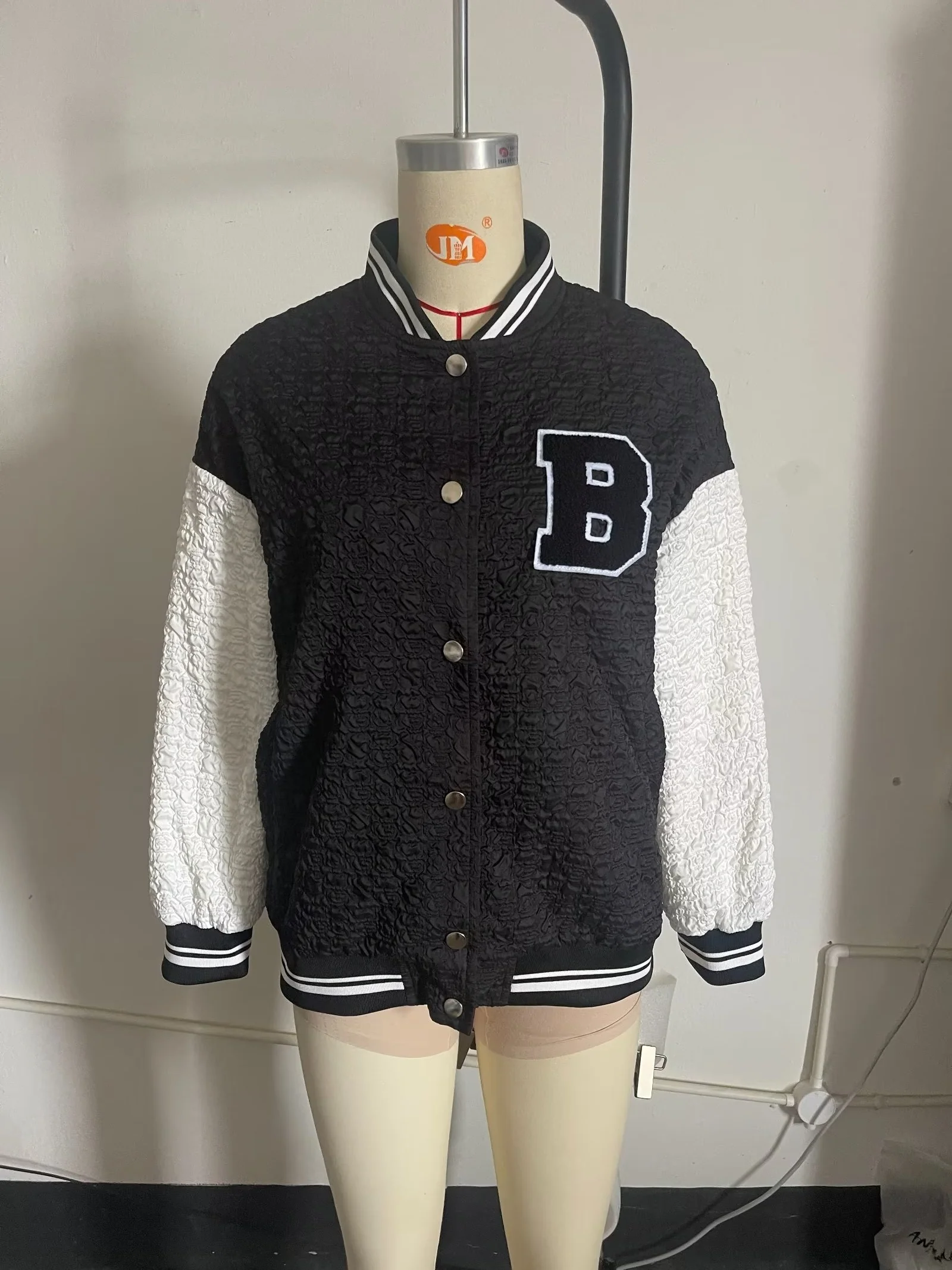 Blouson College Americain en Tissu Texturé – Image 3