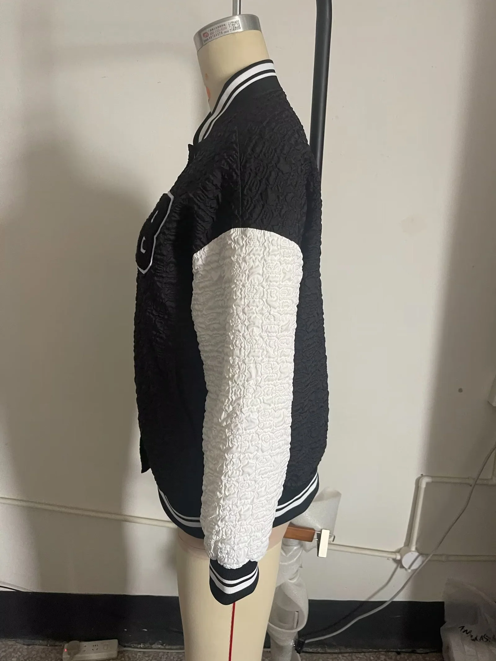 Blouson College Americain en Tissu Texturé – Image 5