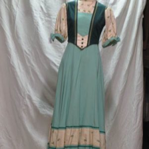 Robe campagnarde de jeune fille