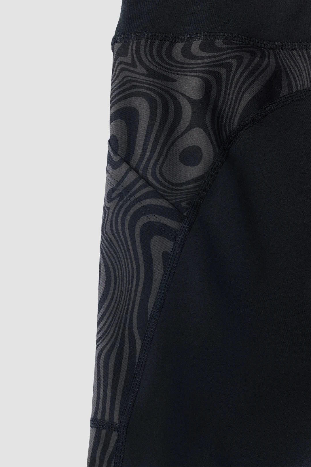 BLACK TRAIN WOMAN LEGGINS – Image 3