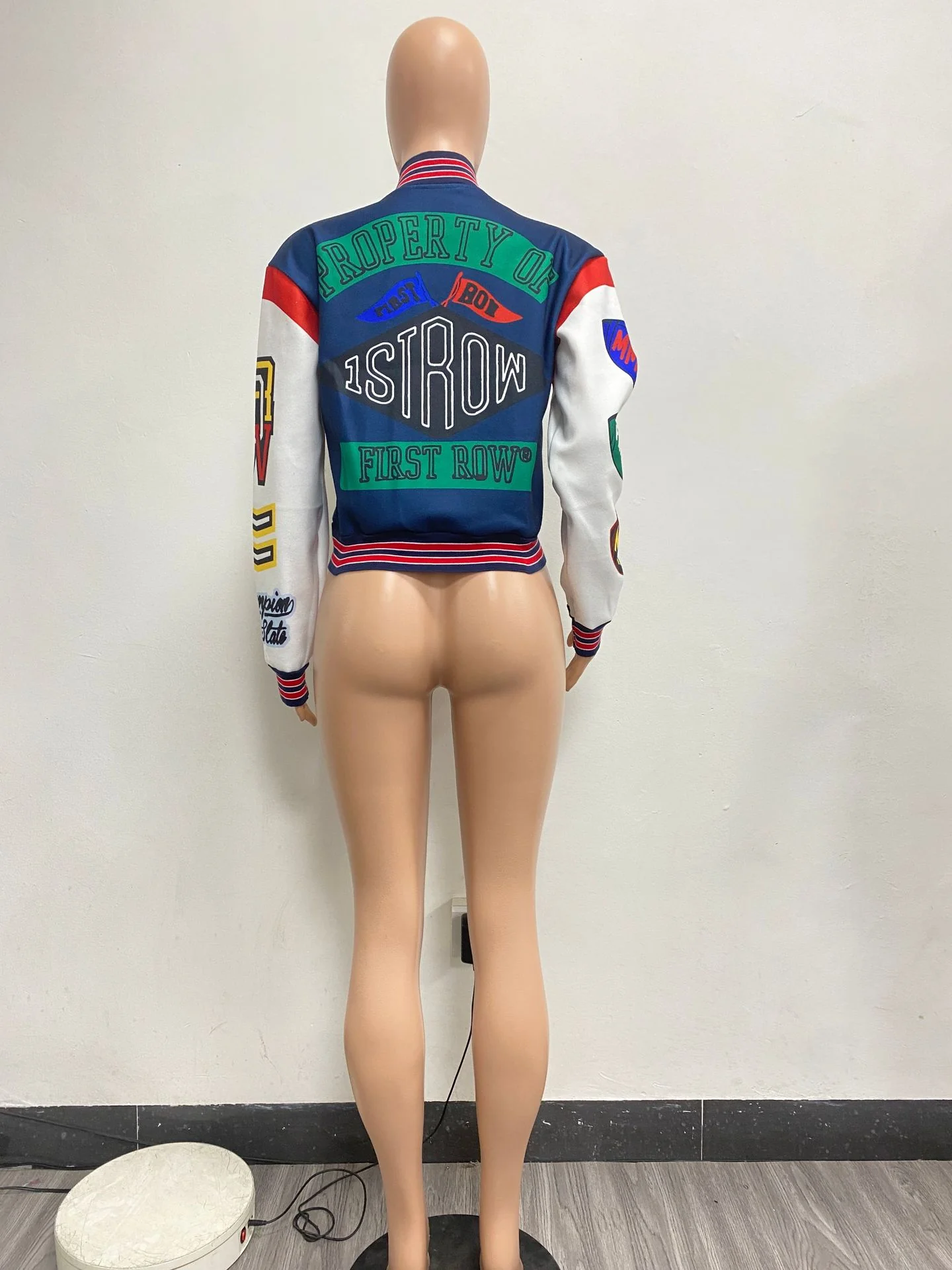 Veste Teddy femme avec imprimés et écussons – Image 5