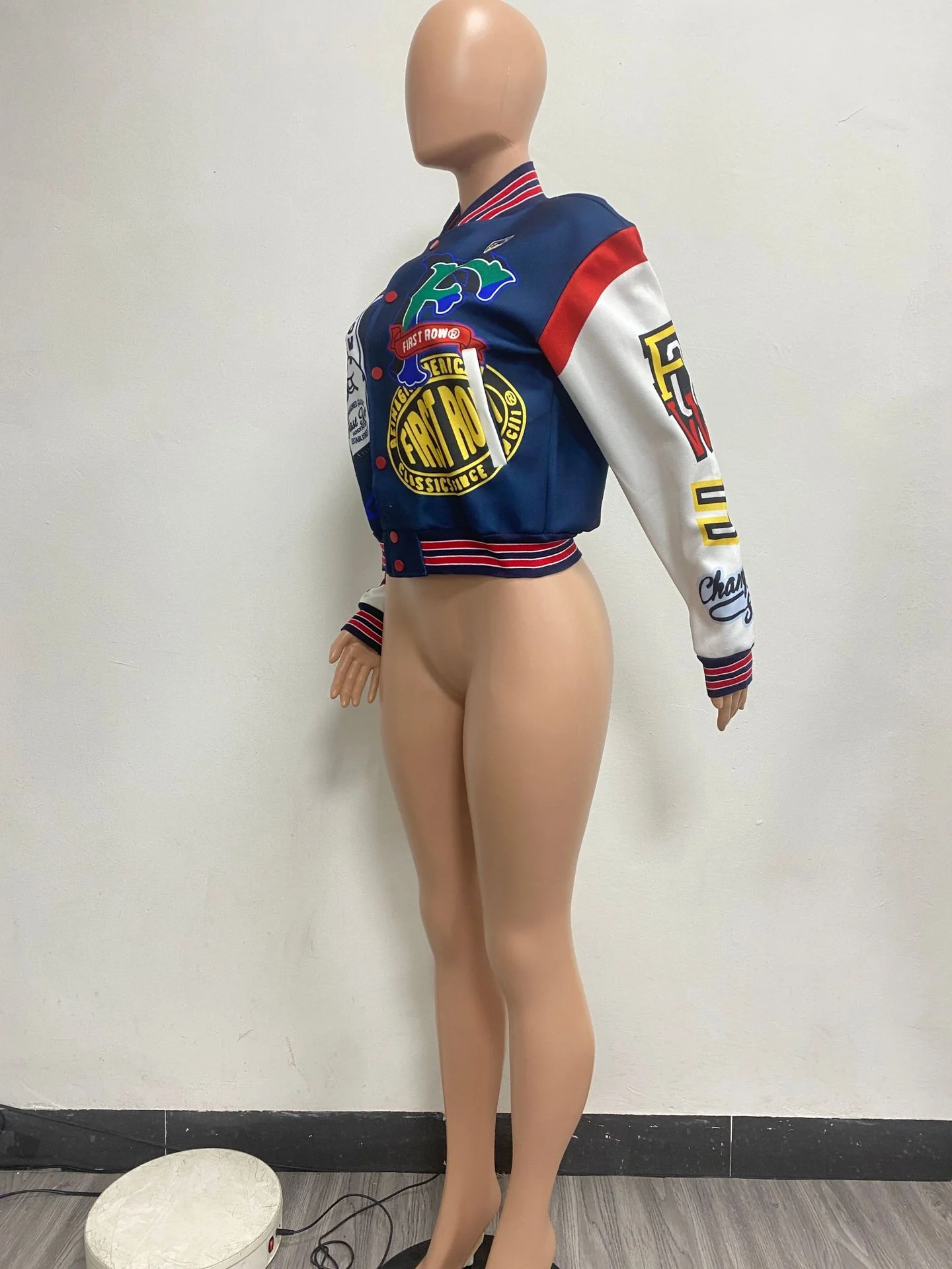 Veste Teddy femme avec imprimés et écussons – Image 4