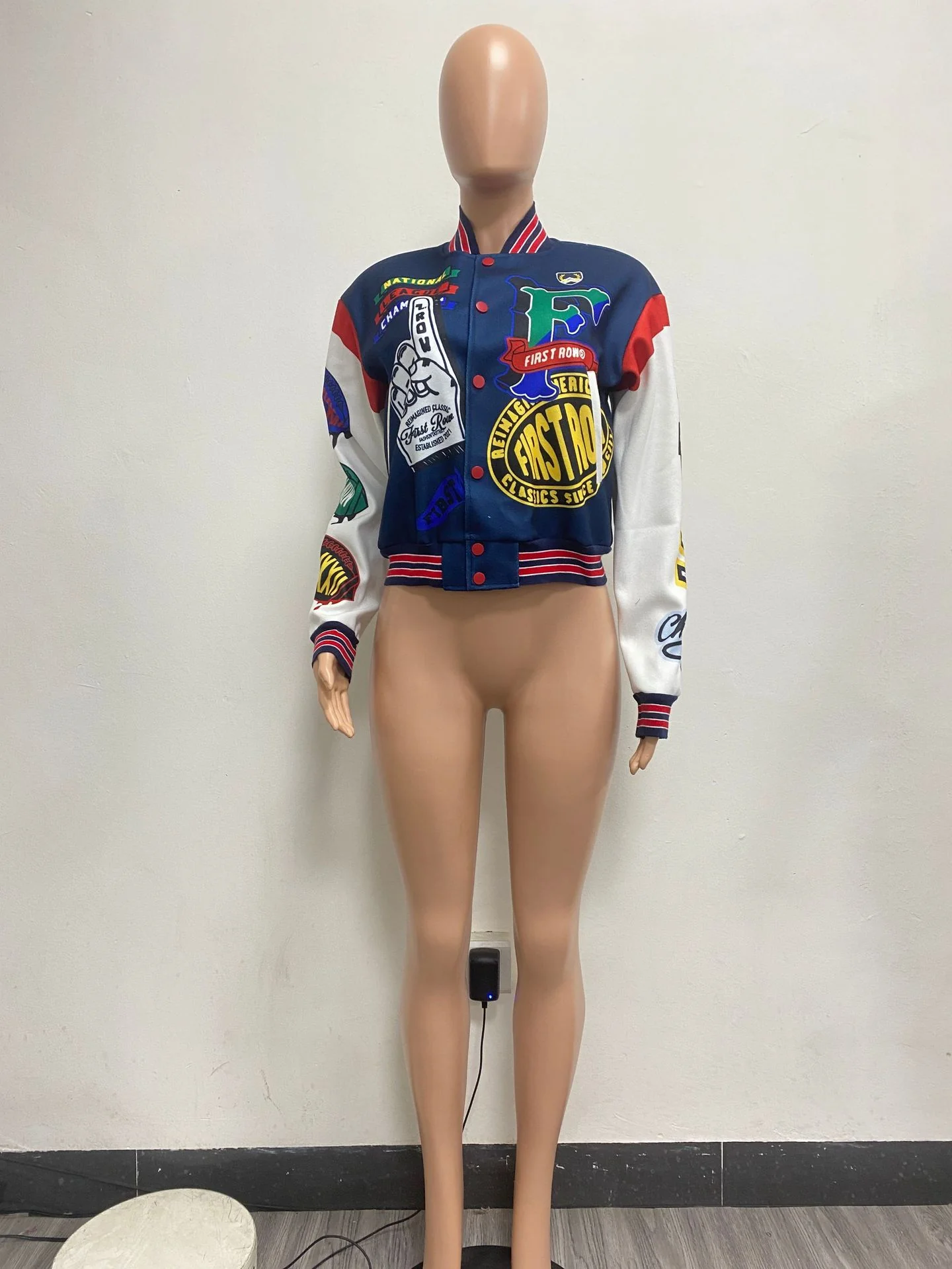 Veste Teddy femme avec imprimés et écussons – Image 3